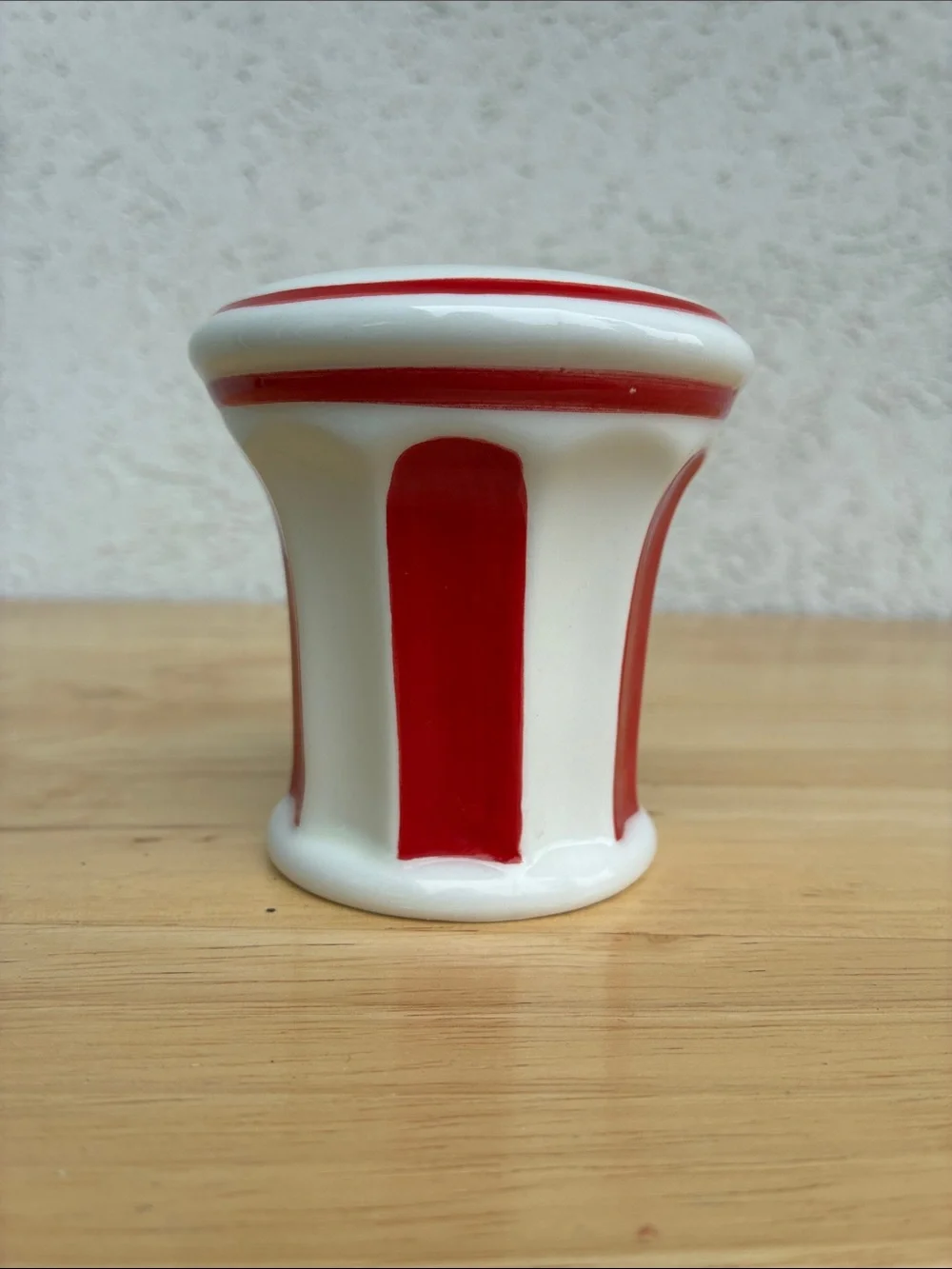 Williams-Sonoma ceramic popcorn salt shaker. Red & white popcorn bucket design